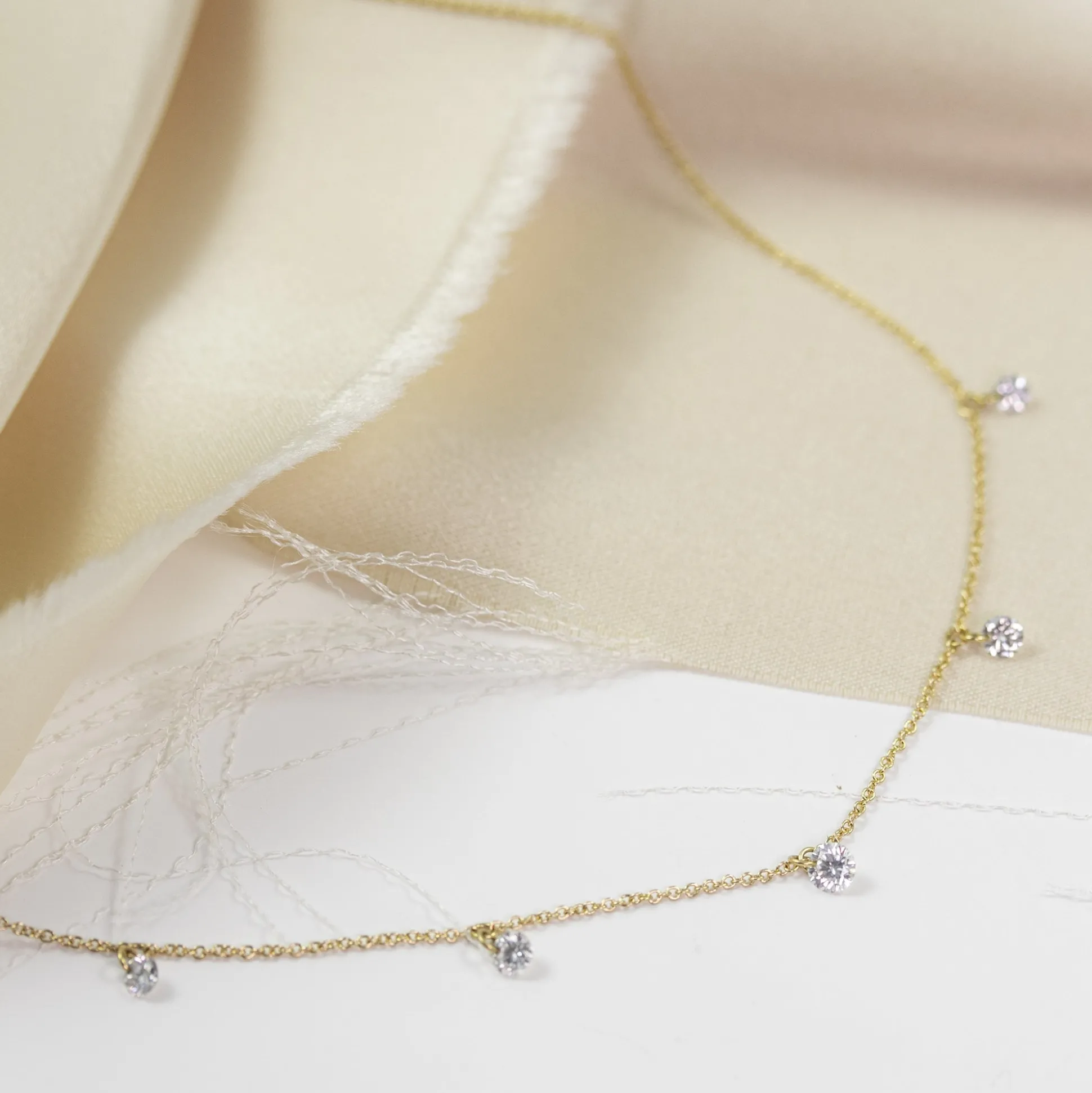 Gargantilla 5 Diamantes Perforados (Blancos)